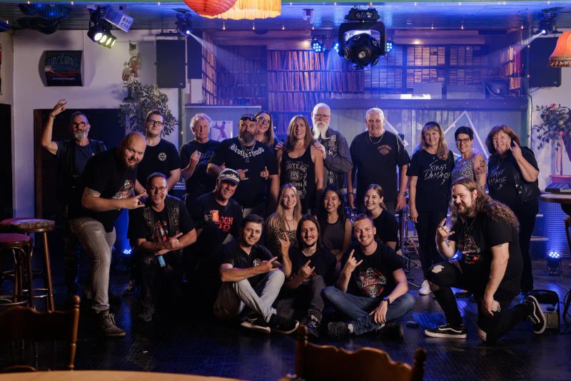 Geselliges Gruppenbild bei einer Firmenveranstaltung — Reportage-Stil in warmer Bar-Atmosphäre