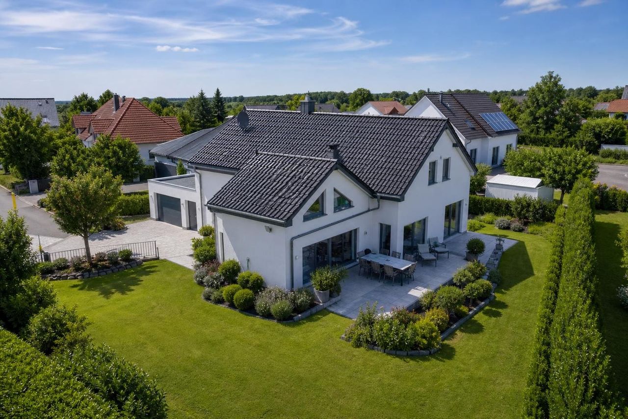 Drohnenaufnahme eines Einfamilienhauses aus der Vogelperspektive — professionelle Immobilien-Vermarktung