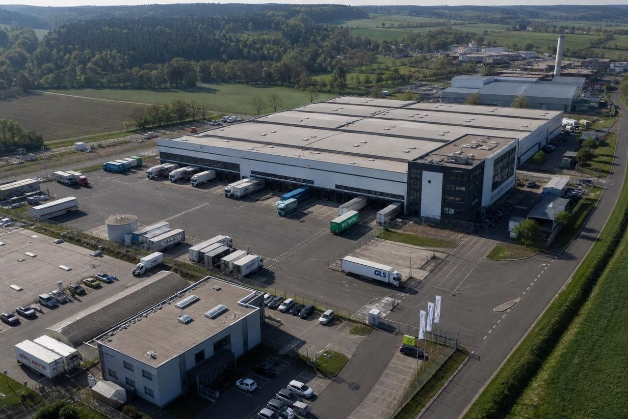 Drohnenaufnahme eines Industriegebäudes mit Außenanlagen und Logistikflächen — visuelle Bestandsaufnahme