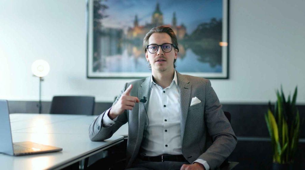 Professionelle Imagefilm-Produktion mit Kamera-Equipment am Drehort — Beispiel für hochwertige Unternehmensvideos