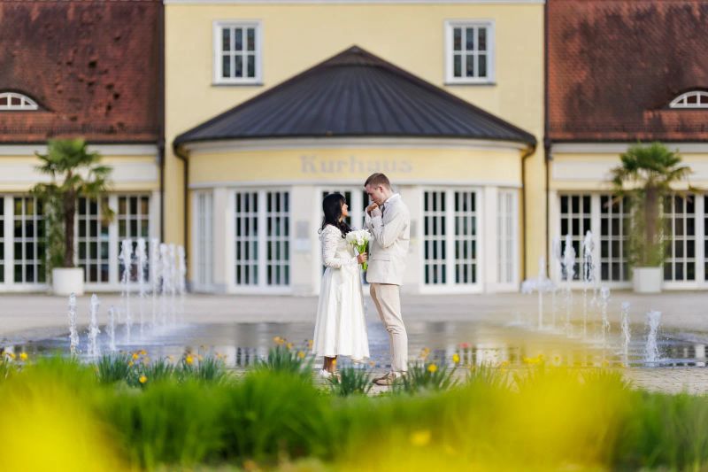 Brautpaar Hand in Hand vor dem Kurhaus — klassische Hochzeitsfotografie