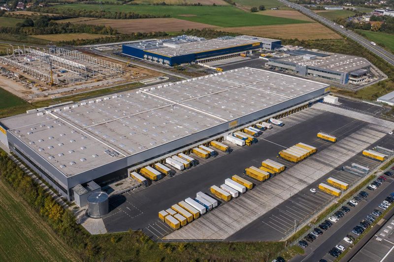 Drohnenaufnahme eines Werksgeländes mit Logistikflächen aus der Vogelperspektive