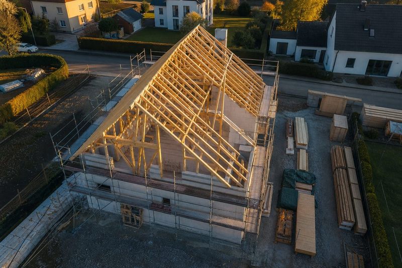 Drohnenaufnahme eines neuen Dachstuhls aus Holz im Rohbau — Baufortschritt-Dokumentation